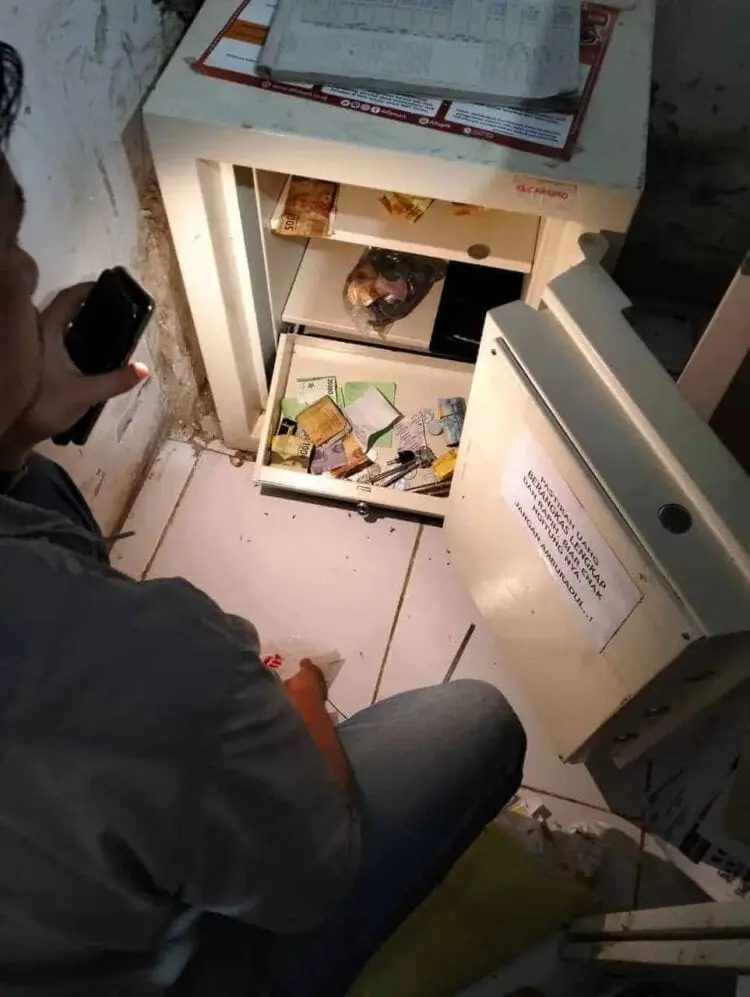 Berankas minimarket, terlihat terbuka dan berserakan uang, Rabu (7/6/2023). (ISTIMEWA)
