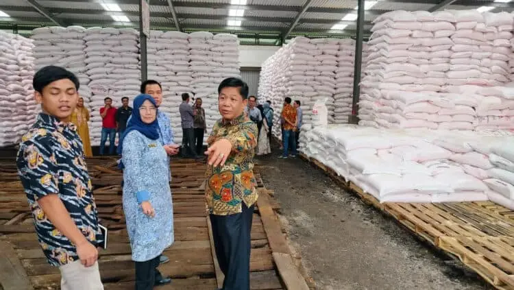 Diskoumperindag Kabupaten Serang bersama Kejari, awasi pupuk bersubsidi. (ISTIMEWA)