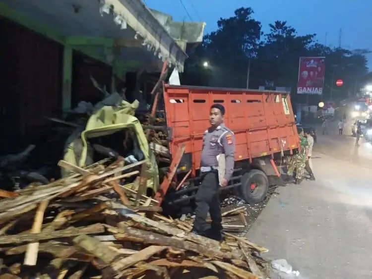 Truk Pengangkut Kayu Tabrak Motor dan Ruko di Saketi, Dua Tewas