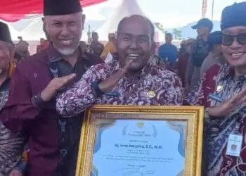 Kepala DPKP Kabupaten Pandeglang, M. Nasir (tengah), menunjukkan piagam penghargaan, Kamis (15/6/2023). (FAHRIE)
