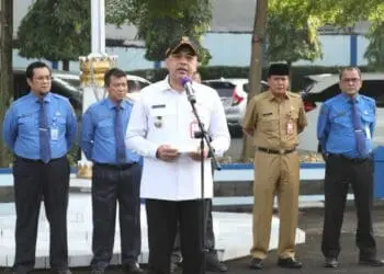 PIMPIN APEL PAGI: Bupati Tangerang Ahmed Zaki Iskandar saat menjadi pembina apel pagi di lingkungan Perumdam TKR, Kota Tangerang, Senin (19/6/2023). (ISTIMEWA)