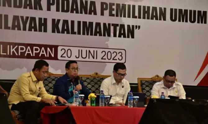 JADI NARASUMBER: Anggota Bawaslu Puadi (kedua dari kiri/memegang mikrofon) saat menjadi narasumber di Forum Koordinasi Sentra Gakkumdu, Selasa (20/6/2023) di Balikpapan, Kalimantan Timur. (ISTIMEWA)