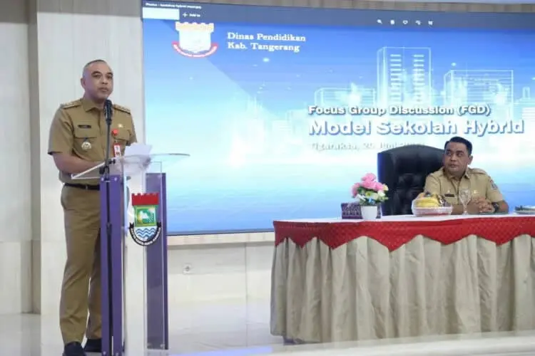PEMBUKAAN: Bupati Zaki saat membuka membuka kegiatan Focus Grup Discussion (FGD) pembahasan sekolah hybrid di Kabupaten Tangerang di GSG Puspemkab Tangerang, Tigaraksa, Selasa (20/6/2023). (ISTIMEWA)