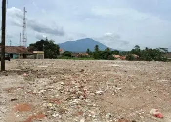 Kondisi lahan Pasar Baros, masih terlihat kosong dan belum ada aktivitas pembangunan. (ISTIMEWA)