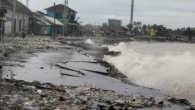 Pesisir Pantai Teluk Labuan Kabupaten Pandeglang Abrasi, Dermaga dan Jalan Menuju TPI Rusak