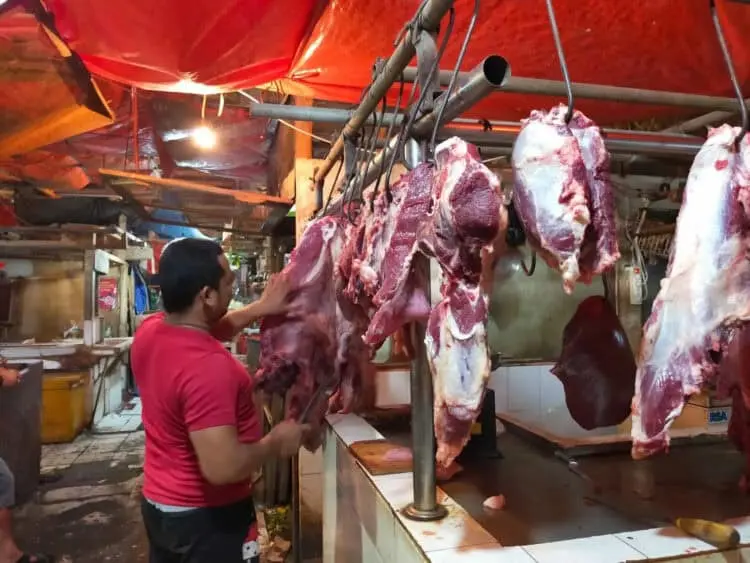PENJUAL DAGING: Seorang pedagang daging sapi di Pasar Rangkasbitung, Kabupaten Lebak, saat menunggu pembeli, Rabu (28/6/2023). (MULYANA)