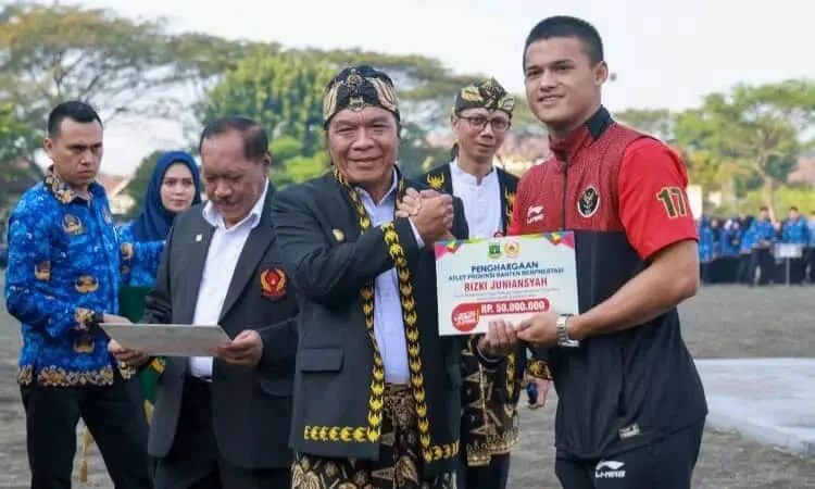 Pj Gubernur Al Muktabar Berikan Bonus Atlet Peraih Medali pada Sea Games 2023