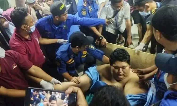 Berlangsung Dramatis, Pemuda Obesitas 300 Kg Terpaksa Dirujuk Ke RSCM Menggunakan Armada Damkar