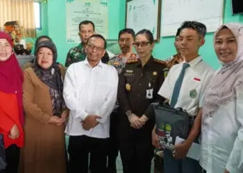 Bupati Pandeglang Irna Narulita didampingi Kajari Pandeglang Helena Octaviane, memberikan beasiswa dan bantuan modal kepada siswa MAN 4 Pandeglang yang gigih menjalani hidup. (ISTIMEWA)
