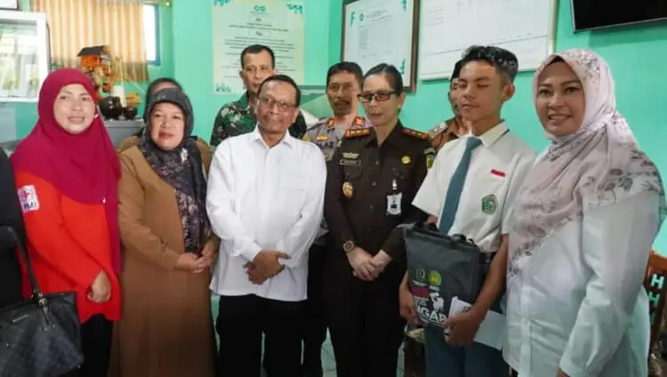 Atas Kegigihannya, Siswa MAN Pandeglang Terima Beasiswa Dari Bupati Irna