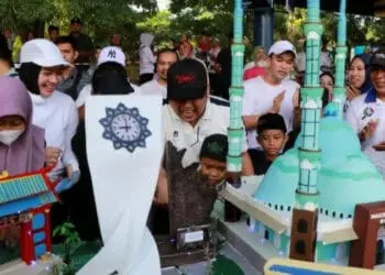 Wali kota Tangerang Bagikan Kue Jumbo Seberat 270 Kg ke Warga