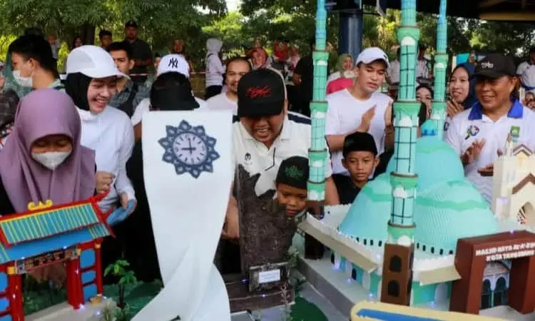 Wali kota Tangerang Bagikan Kue Jumbo Seberat 270 Kg ke Warga