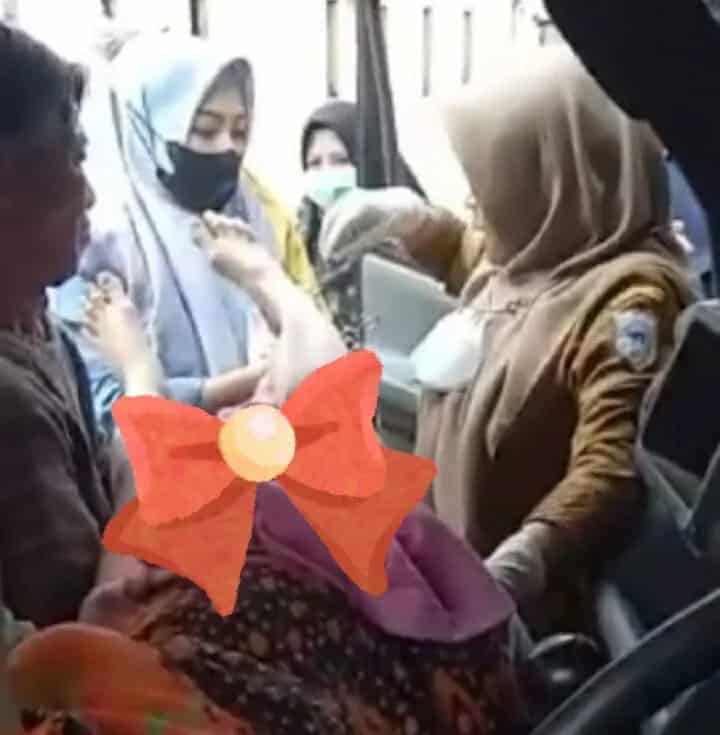 Seorang ibu warga Kecamatan Saketi, Kabupaten Pandeglang, melahirkan di dalam mobil colt bak terbuka, dibantu perawat dan bidan di Puskesmas Saketi, Senin (19/6/2023) lalu. (ISTIMEWA)