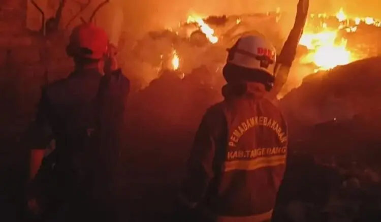 Lapak Limbah Sol Sepatu di Pasar Kemis Terbakar