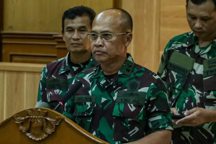 Kepala Pusat Penerangan (Kapuspen) TNI Laksda TNI Julius Widjojono saat memberikan keterangan kepada wartawan di Balai Wartawan Puspen TNI, Cilangkap, Jakarta. (DOK JAWAPOS)