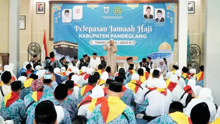DILEPAS–Jemaah Calon Haji (Calhaj) Kelompok Terbang (Kloter) 37 asal Pandeglang, kembali dilepas oleh Bupati Pandeglang Irna Narulita, di Pendopo Bupati Pandeglang, Minggu (4/6/2023). (ISTIMEWA)