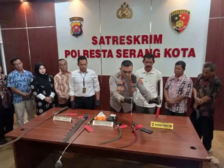 Pelajar Tawuran Di Depan Gerbang Kantor Pusat Pemerintahan Banten