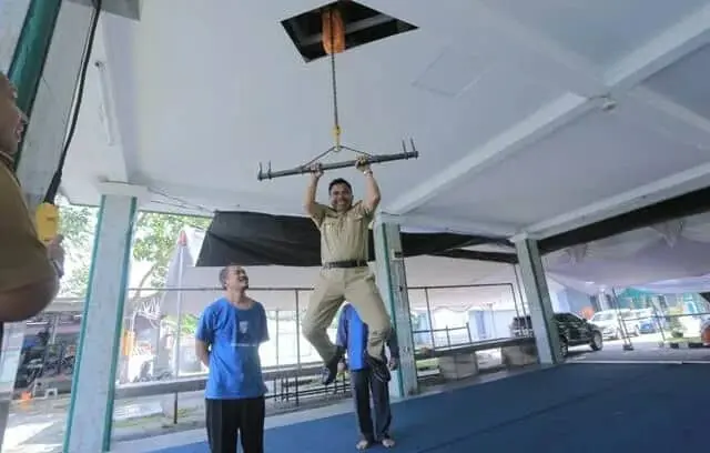 Cek Kesiapan Kurban, Wakil Wali kota Tangerang Menggelantung di Kerekan Rantai