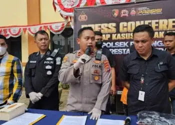 KONFERENSI PERS: Kapolsek Panongan IPTU Hotma Manurung terlihat sedang memaparkan kronologis kejahatan pelaku pencurian dengan pemberatan saat konferensi pers, Selasa (13/6). (ALFIAN HERIANTO)