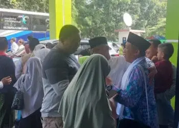 PELEPASAN CALHAJ: Penyelenggara Zakat dan Wakaf Kemenag Kabupaten Tangerang, Cecep Jaenudin saat berpamitan dengan keluarga dan sanak saudaranya sebelum berangkat ke Asrama Haji Embarkasi. (FAJAR ADITYA)