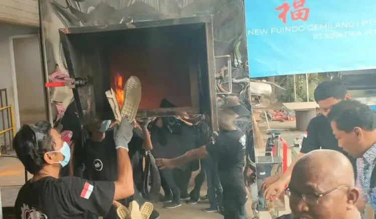 DIPROMOSIKAN: Perwakilan PT. New Fuindo saat mempromosikan produknya yaitu mesin penghancur sampah organik maupun anorganik kepada Pemkab Tangerang, untuk dapat membantu Pemerintah Daerah dalam mengentaskan permasalahan sampah di wilayah. (ISTIMEWA)