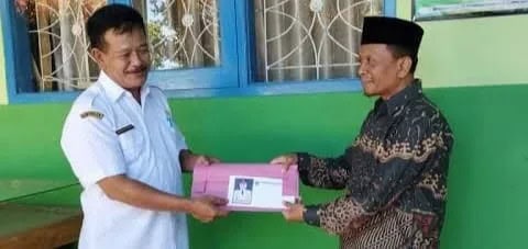 MENYERAHKAN PENGHARGAAN–Plt Kepala Dindikpora Kabupaten Pandeglang, Muhamad Kabir (kiri), menyerahkan penghargaan siswa berprestasi, beberapa waktu lalu. (ISTIMEWA)