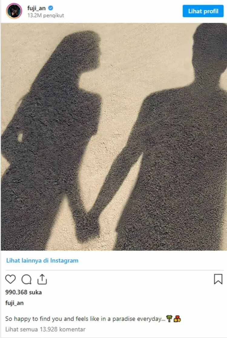 Bikin Heboh, Fuji Posting Foto Gandeng Tangan Cowok