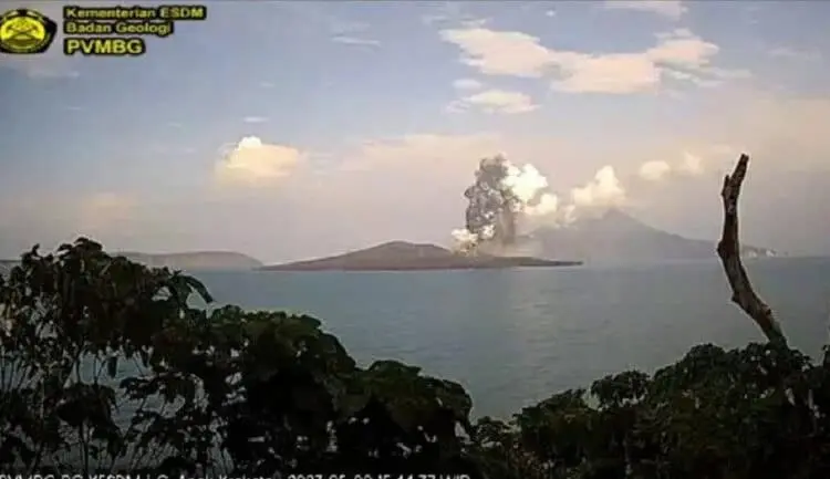 Gunung Anak Krakatau Dua Kali Erupsi Hari Ini, Semburkan Abu Setinggi 1 Km