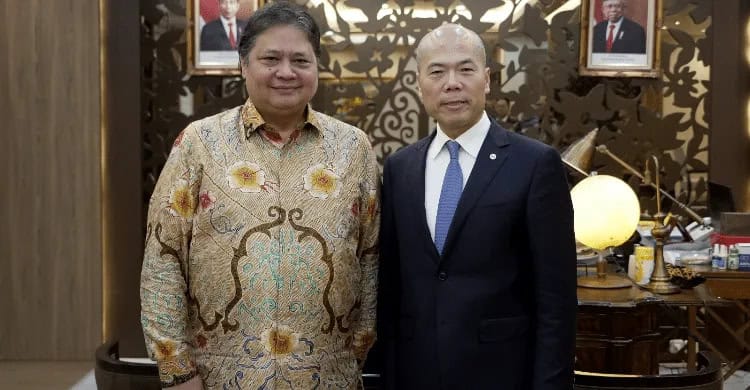 Menteri Koordinator (Menko) Bidang Perekonomian Airlangga Hartarto saat bertemu Chief Executive Officer (CEO) Huayou Cobalt Co. Ltd Chen Xuhua di Kantor Kemenko Perekonomian, Jakarta. (DOK KEMENKO PEREKONOMIAN)