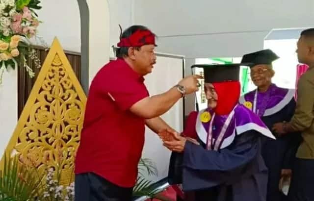 Hebat, Lansia Ini Diwisuda Pada Usia Hampir 1 Abad