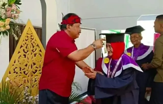 Hebat, Lansia Ini Diwisuda Pada Usia Hampir 1 Abad