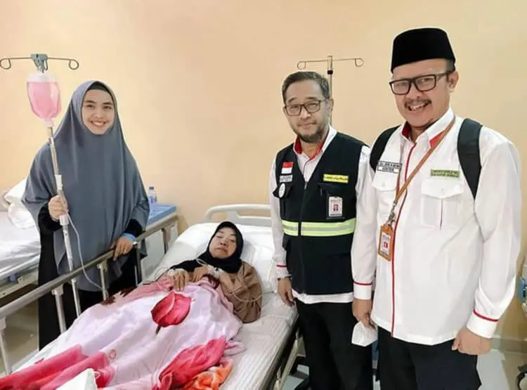 Ibunda Oki Setiana Dewi Dilarikan ke RS di Makkah