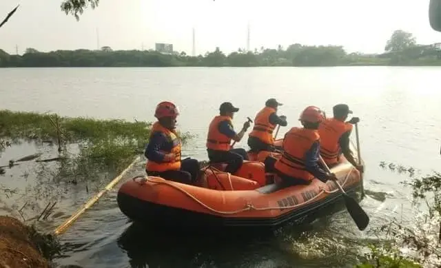 Bercanda Tarik-tarikan di Pinggir Danau, 2 Remaja Tenggelam di Karang Tengah