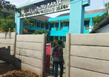 Gerbang SDN Lengkong Karya Dipasang Pagar Beton, Hanya Disisakan 1 Meter Akses Jalan