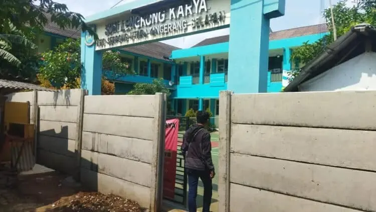 Gerbang SDN Lengkong Karya Dipasang Pagar Beton, Hanya Disisakan 1 Meter Akses Jalan