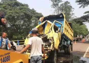 EVAKUASI: Petugas Kepolisian Resort Kota Tangerang terlihat sedang melakukan evakuasi mobil truk yang mengalami kecelakaan. (DOK/SATELIT NEWS)