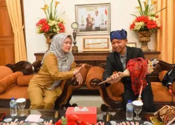 Bupati Pandeglang Irna Narulita, berbincang dengan Aming Ajen, di ruang depan Pendopo Bupati, Senin (3/7/2023). (FAHRIE/SATELITNEWS.COM)