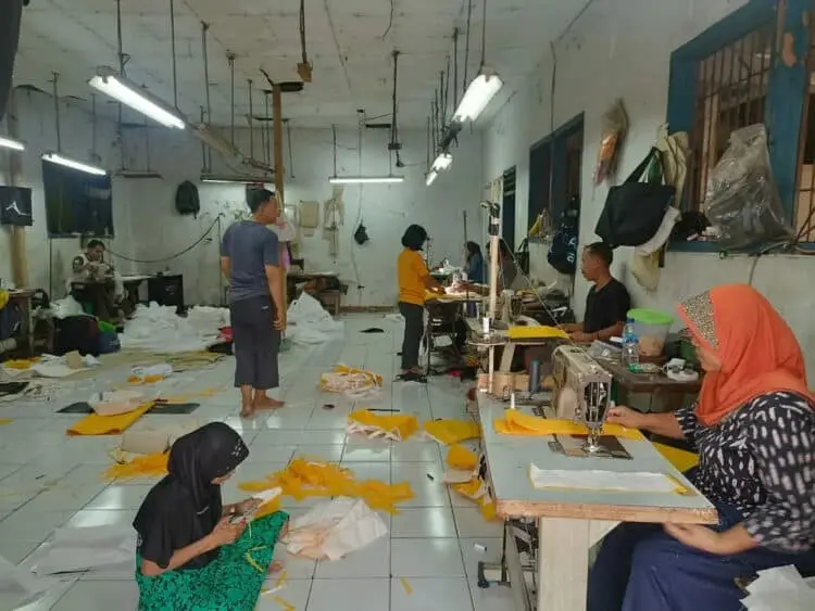 Pengrajin Tas di Petir Kabupaten Serang Mampu Raup Untung Rp 30 Juta