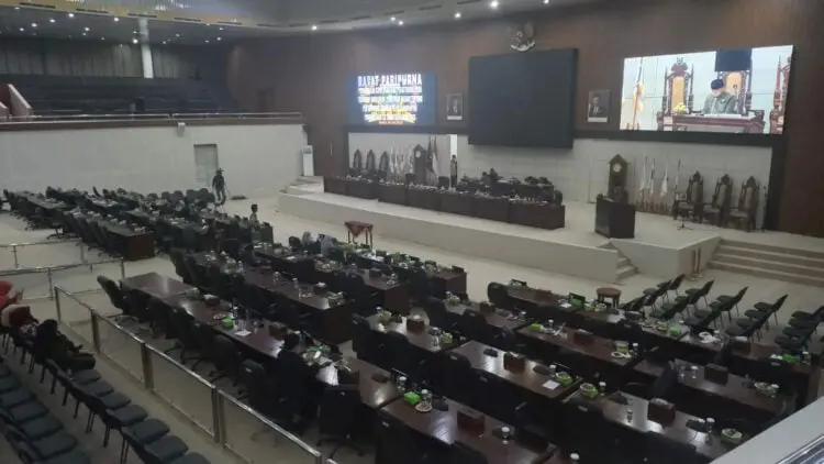 MOLOR 6 JAM - Rapat paripurna Pengambilan Keputusan, atas Persetujuan DPRD terhadap Rancangan Peraturan Daerah tentang Pertanggungjawaban Pelaksanaan APBD Provinsi Banten tahun anggaran 2022, molor Berjam - jam, Kamis (6/7/2023). (ISTIMEWA)