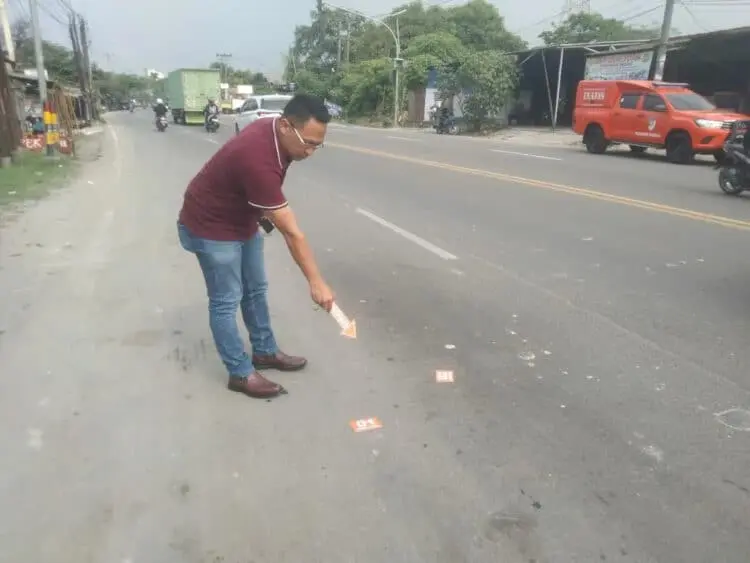 OLAH TKP: Anggota Kepolisian Resort Tangerang sedang melakukan olah TKP di Jalan Raya Serang KM 22, Desa Cibadak, Kecamatan Cikupa, pascarekoset atau peluru nyasar kepada warga sipil atau pengguna jalan. (DOK/SATELITNEWS)