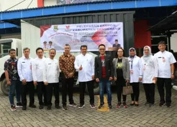 PELEPASAN EKSPOR: Sekda Kabupaten Tangerang Moch. Maesyal Rasyid melepas ekspor produk sepatu merek Sebatik asal Kecamatan Cikupa, Kabupaten Tangerang, yang diproduksi oleh PT. Sepatu Indonesia Jaya. Pelepasan ekspor tersebut berlangsung di Gerai Tangerang Gemilang, Kecamatan Cikupa, Jumat (7/7/2023). (ISTIMEWA)