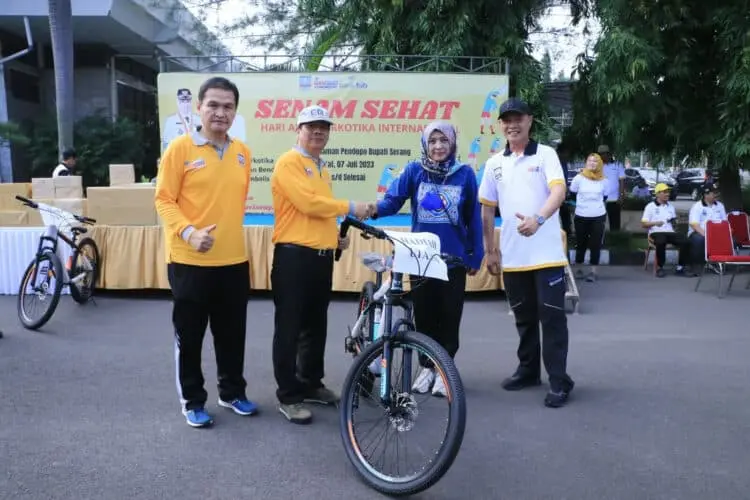 Sekda Kabupaten Serang Tb. Entus Mahmud Sahiri, serahkan hadiah. (ISTIMEWA)