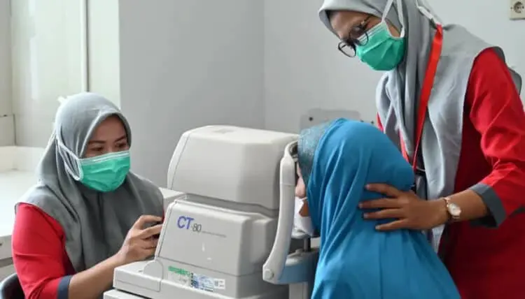 SKRINING MATA: Suasana di Poli Mata RSUD Balaraja. Petugas kesehatan sedang melakukan skrining terhadap calon peserta operasi katarak gratis, Rabu (12/7/2023). (ALFIAN HERIANTO/SATELIT NEWS)