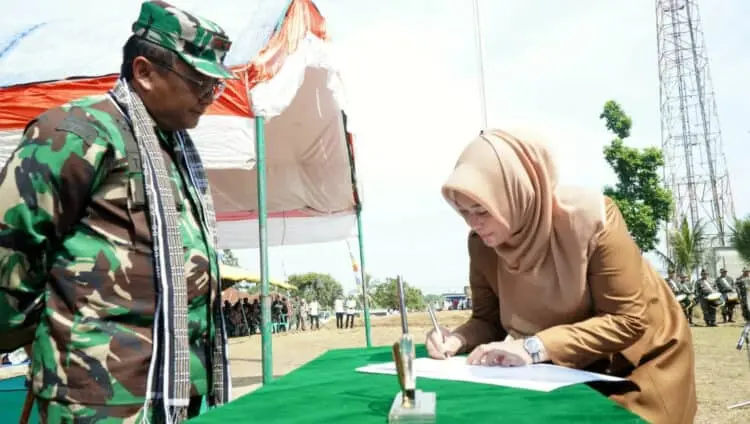 Bupati Pandeglang Irna Narulita, menandatangani berita acara dimulainya TMMD, Rabu (12/7/2023). (ISTIMEWA)