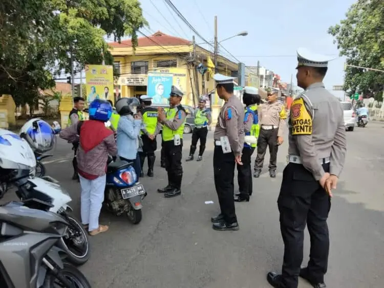 Gelar Operasi Patuh Maung, Personel Satlantas Polres Pandeglang Sosialisasikan Kepatuhan Berkendara di Jalan Raya