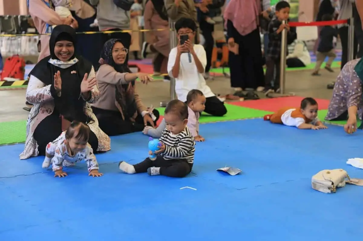 110 Bayi Asal Tangerang Ikuti Lomba Bayi Merangkak 110 Bayi Asal Tangerang Ikuti Lomba Bayi Merangkak