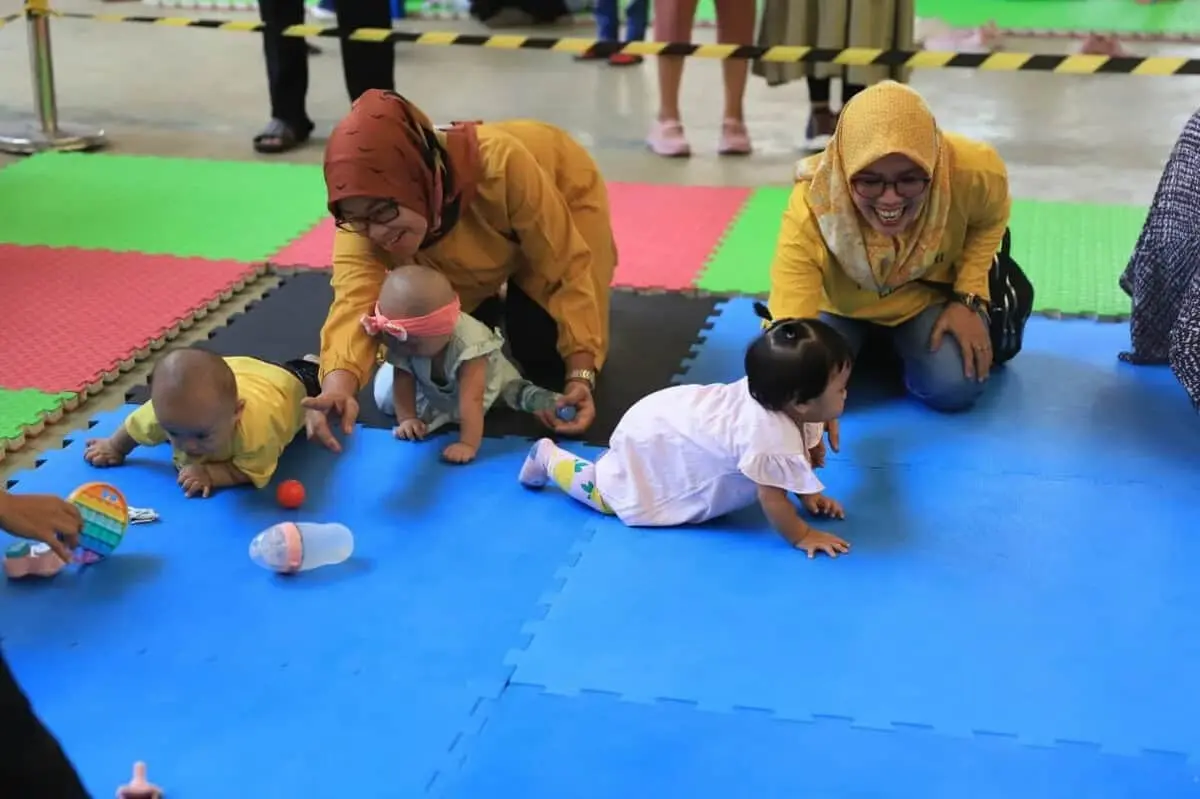 110 Bayi Asal Tangerang Ikuti Lomba Bayi Merangkak 110 Bayi Asal Tangerang Ikuti Lomba Bayi Merangkak