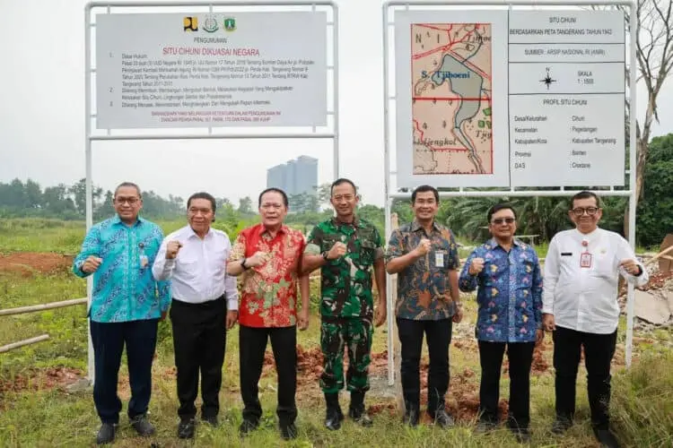 Pj Gubernur Banten Al Muktabar, bersama perwakilan dari Kementerian PUPR, di lokasi aset yang dilimpahkan. (ISTIMEWA)