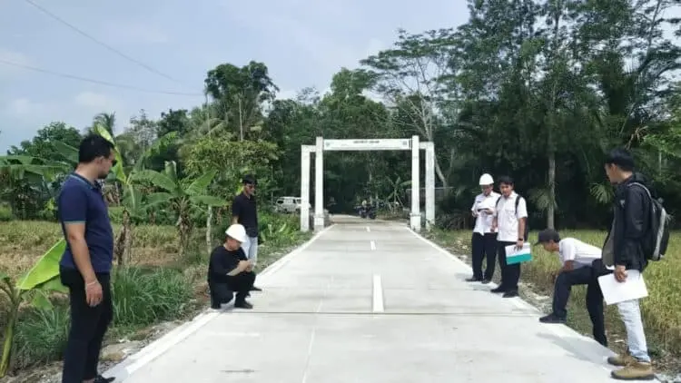 MEMERIKSA JALAN : Pegawai Dinas PUPR Kabupaten Pandeglang memeriksa jalan Cikupaeun-Turus, Kecamatan Sindangresmi, yang telah selesai dibangun akhir pekan kemarin. Wabup Tanto, meminta agar pelaksanaan pembangunan infrastruktur diawasi. (ISTIMEWA)