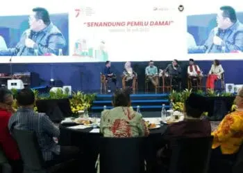 SENANDUNG PEMILU DAMAI: Ketua Bawaslu Rahmat Bagja (ketiga dari kanan di panggung) dalam acara Senandung Pemilu Damai yang diselenggarakan Kementerian Koordinator Bidang Politik, Hukum, dan Keamanan RI (Kemenko Polhukam RI) di Jakarta, Selasa (18/7/2023). (DOK BAWASLU)